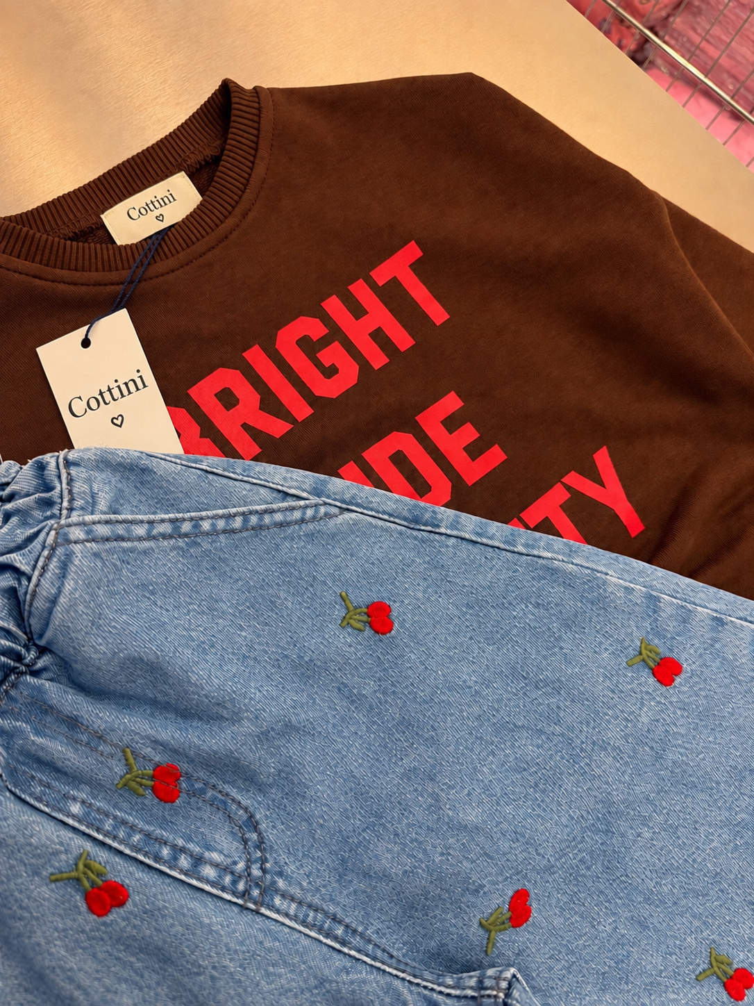 Bright Side Cherry Denim Set – Bruin | 2-delig